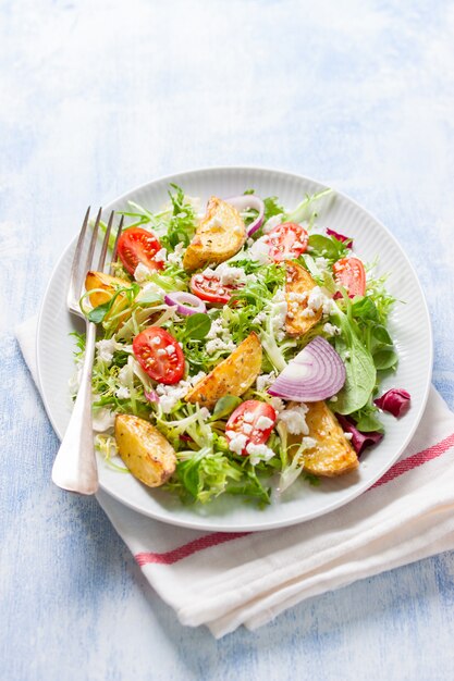 Schmackhafte Salat mit Kartoffeln und Zwiebeln