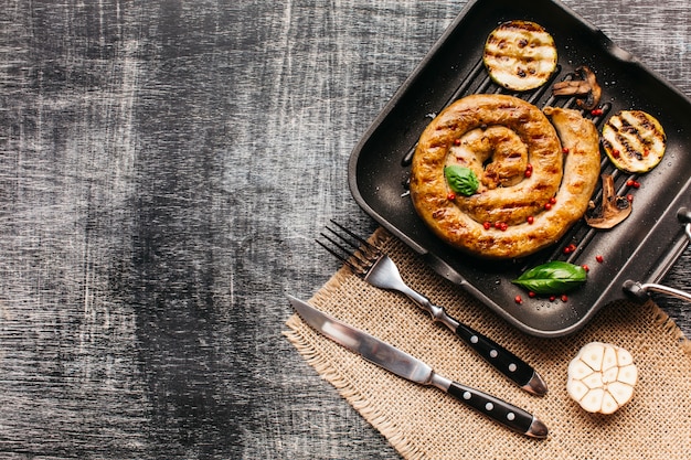 Kostenloses Foto schmackhafte schneckenwurst garnieren mit rotem pfeffer und basilikum