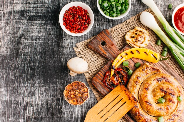 Schmackhafte und gesunde Mahlzeit auf Schreibtisch aus Holz