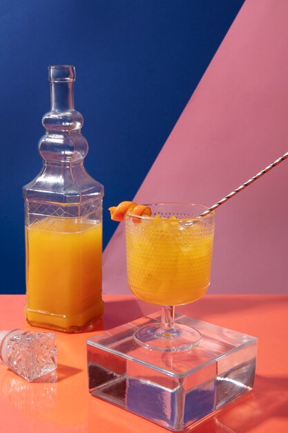 Schmackhafter Cocktail des hohen Winkels mit Orange