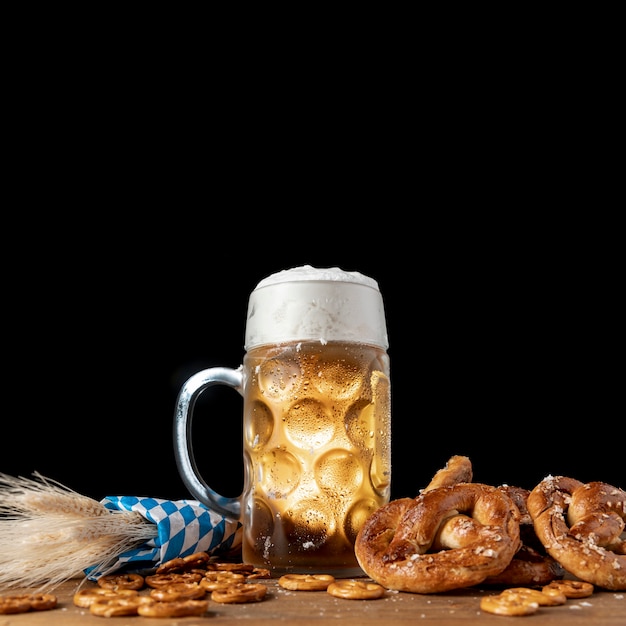 Schmackhaftes bayerisches Bier mit Brezeln auf einem Tisch