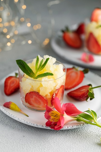 Schmackhaftes Dessert des hohen Winkels mit Erdbeeren