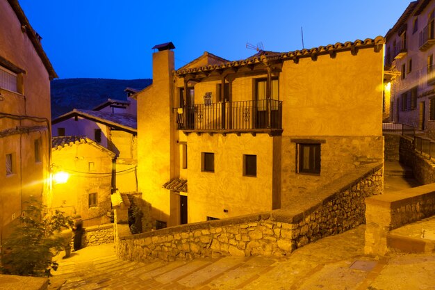 Schmale Straße des alten spanischen Dorfs in der Sommernacht