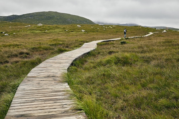 Kostenloses Foto schmaler weg im connemara-nationalpark in irland unter einem bewölkten himmel