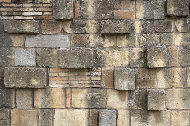 Schmutzige Backsteinmauer mit unebenen Blöcke