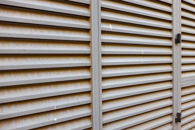 Schmutzige graue Fassade aus Aluminiumpaneelen