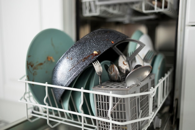 Schmutziges Geschirr im hohen Winkel der Waschmaschine