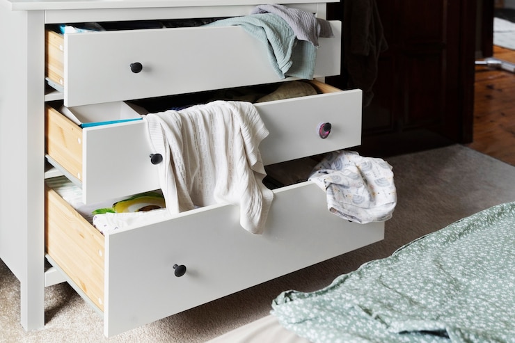 Kostenlose Foto schmutziges wohnkonzept mit unordentlicher garderobe
