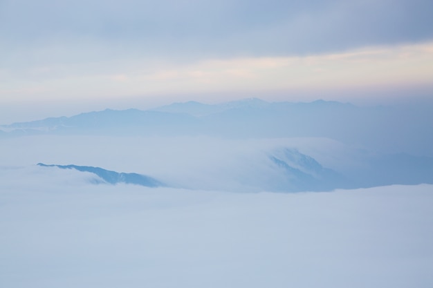 Schnee mit Wolken