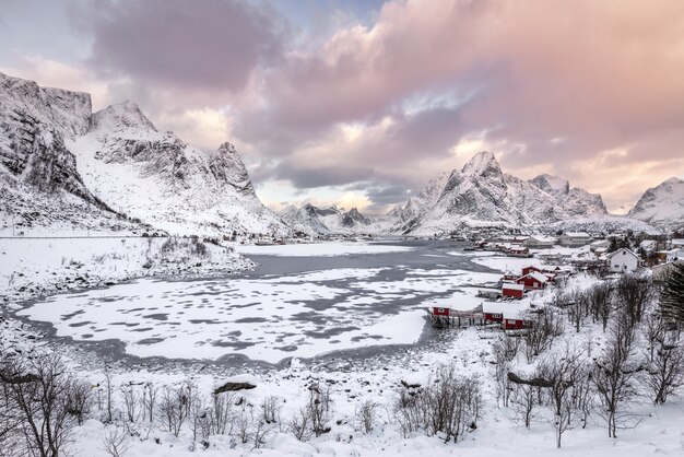 Schneebedeckte Berge im Winter