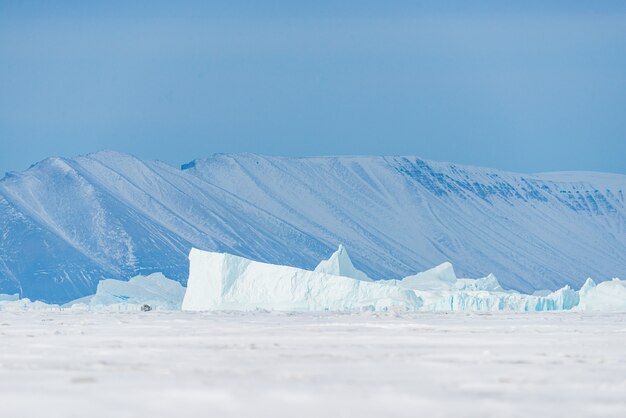 Schneebedeckte Berge mit klarem Himmel während des Tages