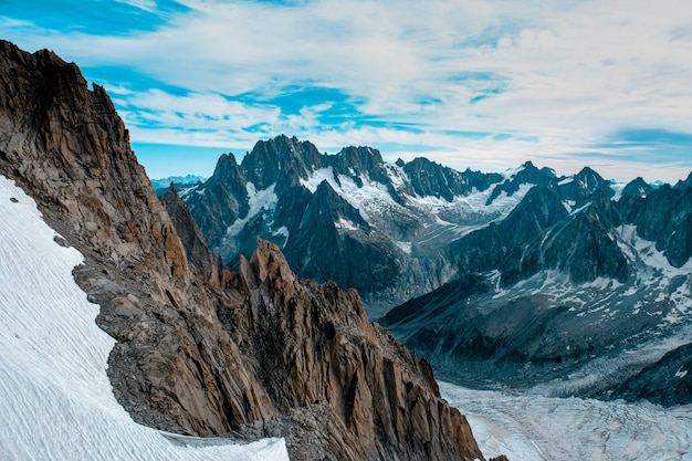 Schneebedeckte Berge unter einem bewölkten Himmel