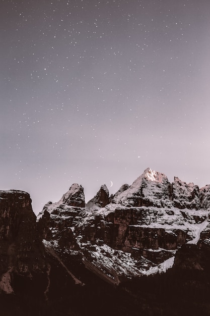 Kostenloses Foto schneebedeckter berg am abend