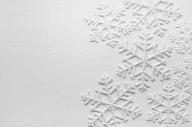 Schneeflocken auf weißer Oberfläche