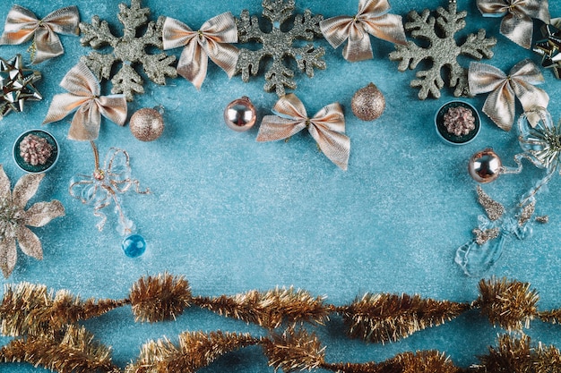 Schneeflocken mit Bögen auf blauem Hintergrund