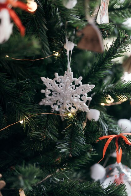 Schneeflockenverzierung eines Weihnachtsbaumes