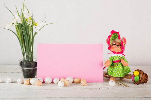 Schneeglöckchen und Ostern Statuette in der Nähe von Papier