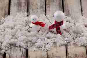 Kostenloses Foto schneemann auf gefälschte schnee