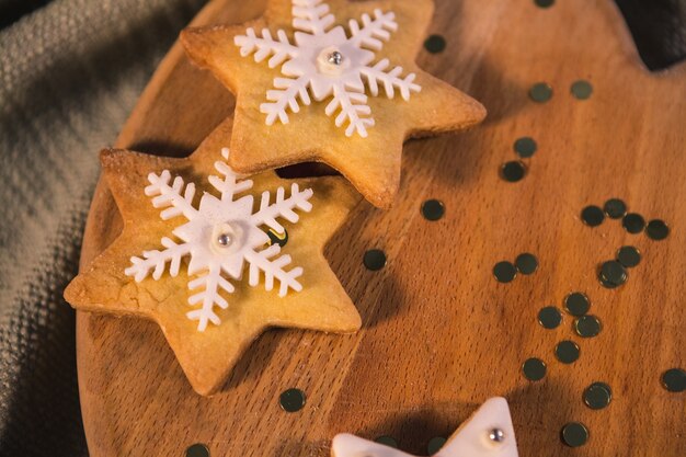 Schneidebrett aus Holz mit Cookies von oben Nähe betrachtet