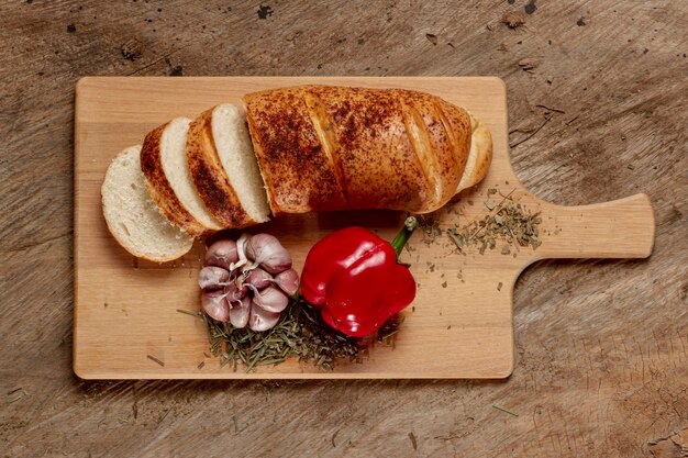 Schneidebrett der Draufsicht mit Brot