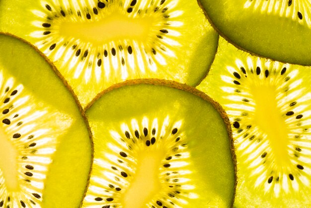 Schneiden Sie Scheiben der frischen köstlichen Kiwi