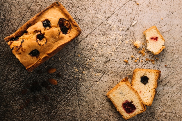 Schneiden Sie Torte mit Stau auf grauer Tabelle