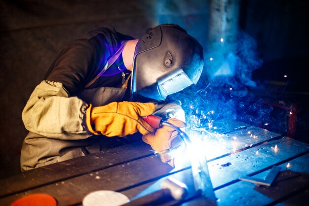 Schneiden von Metall mit Plasmaausrüstung an der Anlage.