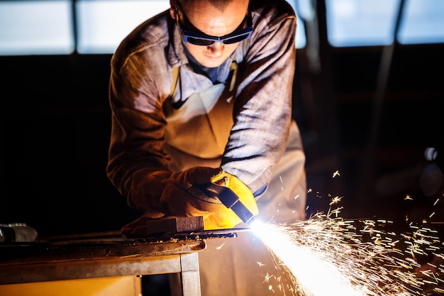 Schneiden von Metall mit Plasmaausrüstung