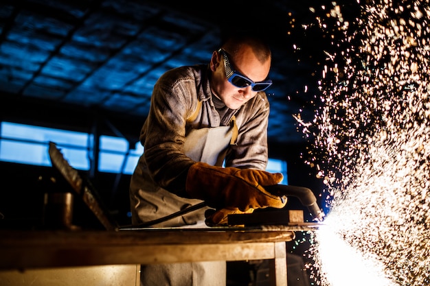 Schneiden von Metall mit Plasmaausrüstung