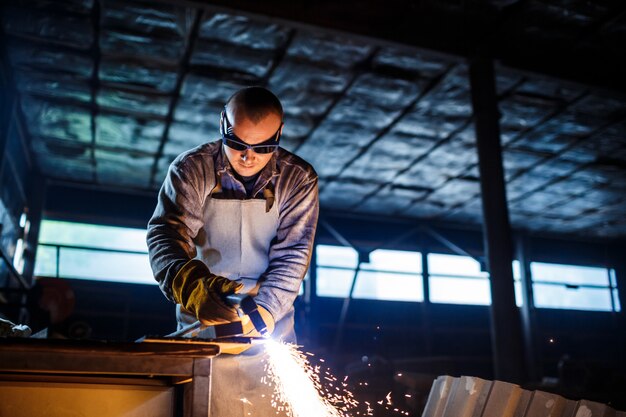 Schneiden von Metall mit Plasmaausrüstung