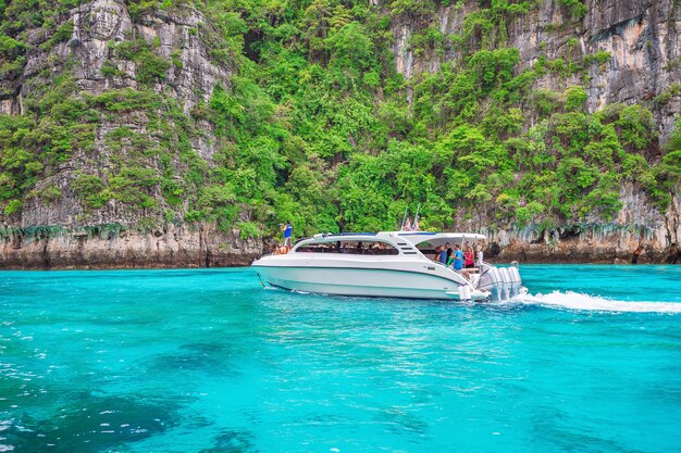 Schnellboot an der Andamanensee, Phi Phi Insel in Krabi.Thailand.