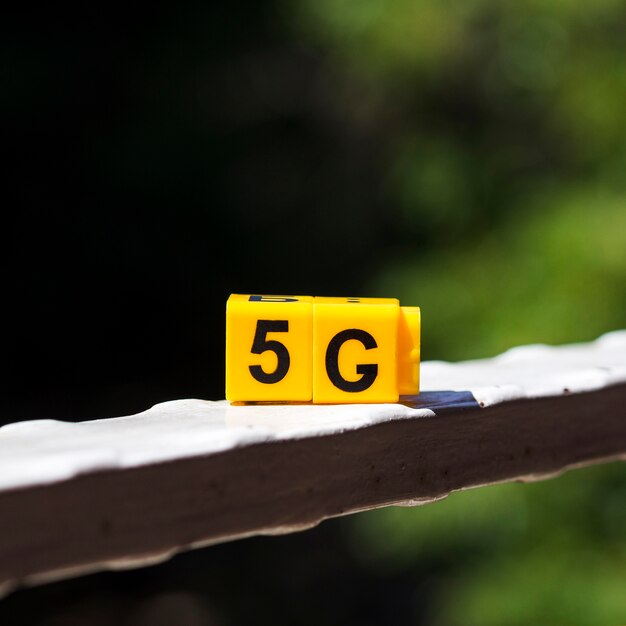 Schnellwürfel der Nahaufnahme 5g mit defocused Hintergrund