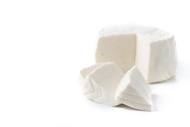 Schnittfrischer weißer Käse aus Kuhmilch, isoliert auf weißem Hintergrund