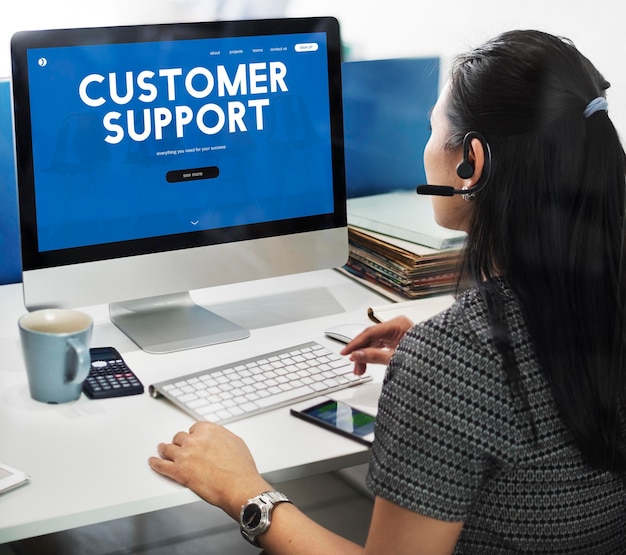 Customer Satisfaction und Customer Experiences von Support Teams - HR-Mitarbeiterin nutzt Helpdesk-Software