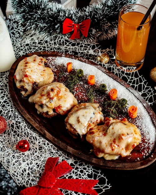 Schnitzel mit geschmolzenem Käse und Tomaten