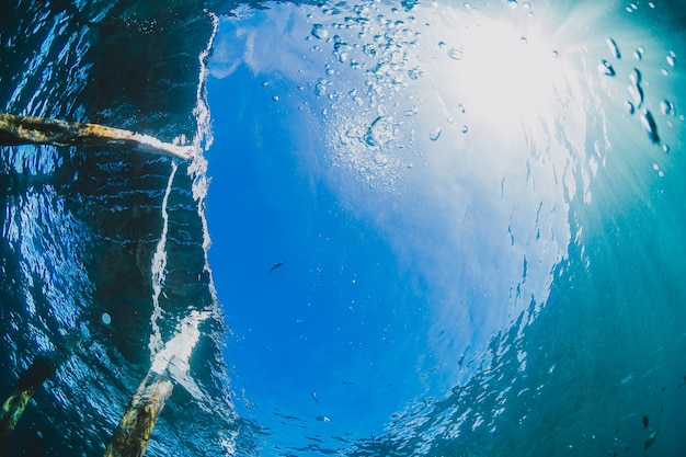 Schnorcheln im meer in der nähe eines hafens