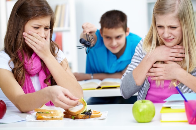 Schocked Studenten mit Frühstück