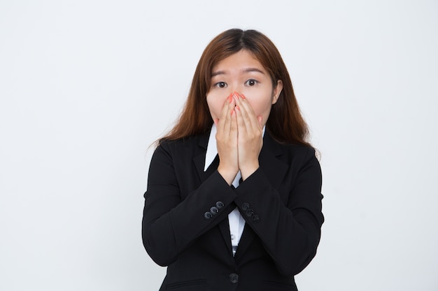Schockierte asiatische Frau, die den Mund mit den Händen bedeckt