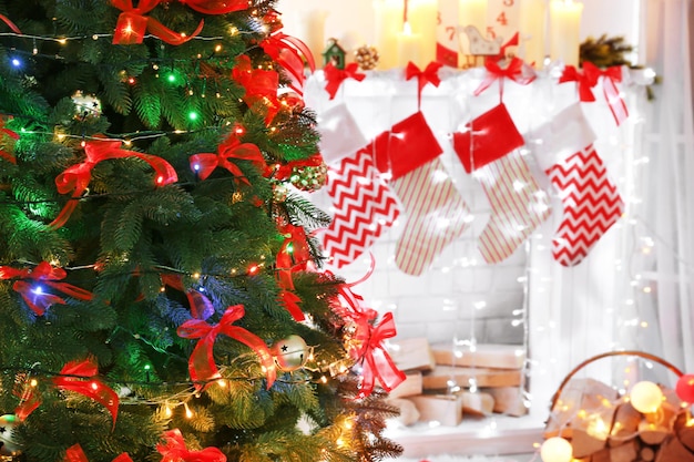 Schön geschmückter weihnachtsbaum im wohnzimmer Premium Fotos