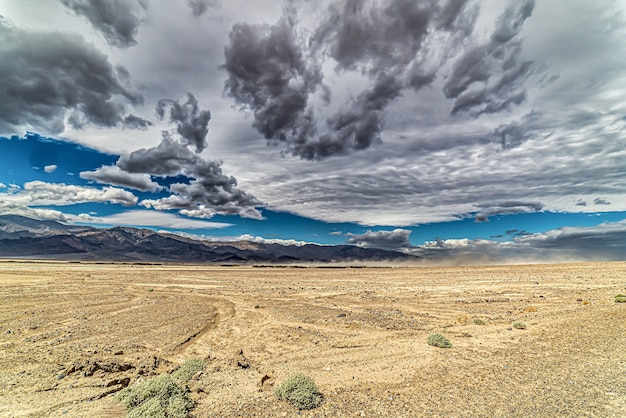 Schön von einem Badwater, Death Valley in Kalifornien, USA unter dem bewölkten Himmel