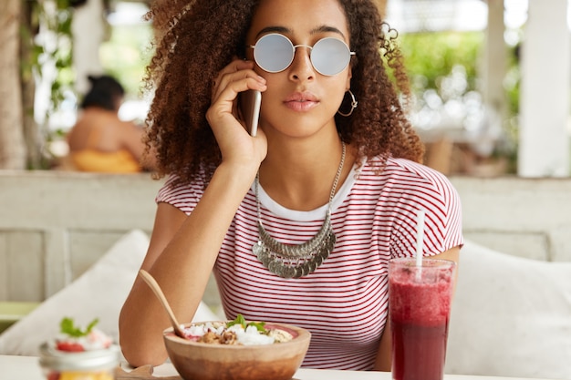 Schöne afroamerikanische frau im café