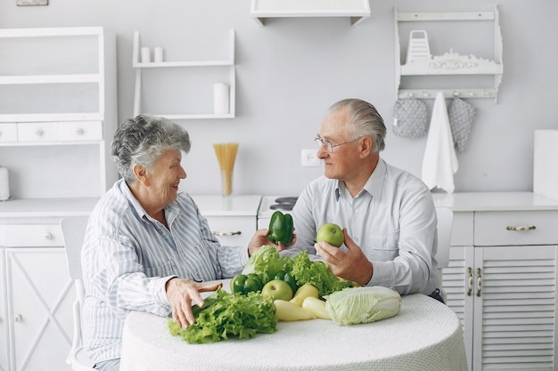Schöne alte Paare bereiten Lebensmittel in einer Küche zu