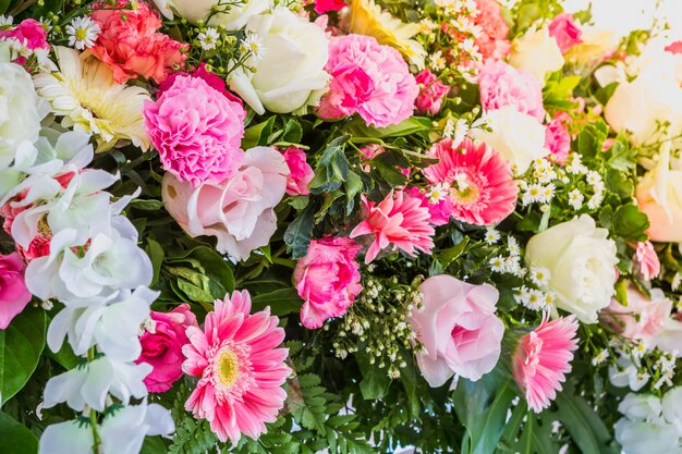 Schöne Anordnung mit bunten Blumen