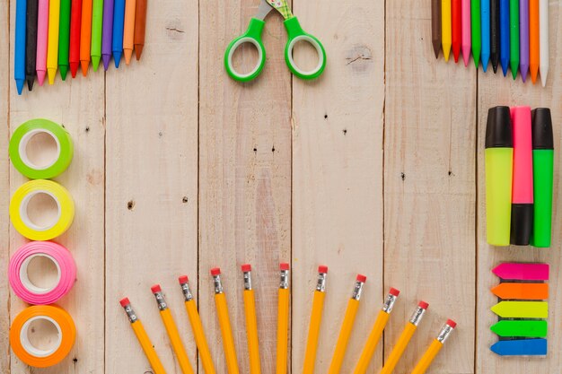 Schöne Anordnung von Bleistiften und Bändern