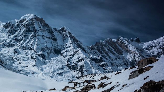 Schöne Ansicht der Berge, die im Schnee in Annapurna Conservation Area, Chhusang, Nepal bedeckt sind
