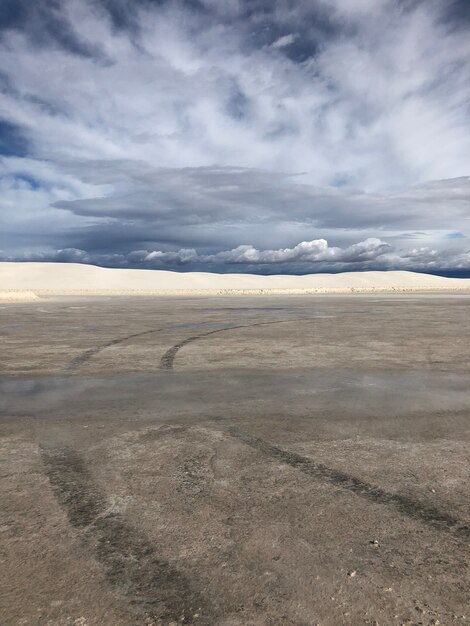 Schöne Ansicht der Wüste unter dem bewölkten Himmel in New Mexico