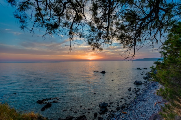 Schöne Ansicht des Sonnenuntergangs über dem ruhigen Ozean gefangen in Lesbos, Griechenland