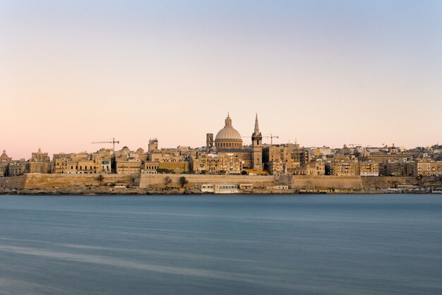 Schöne Ansicht einer Kirche durch den Ozean, der in Malta gefangen genommen wird