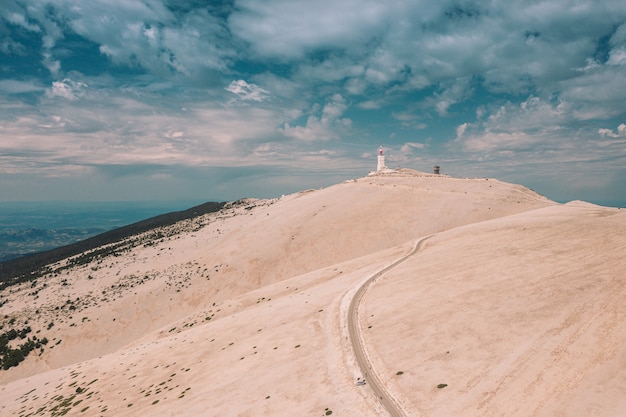 Schöne Ansicht eines Gebäudes auf einem Hügel unter dem bewölkten Himmel in Mont Ventoux, Frankreich