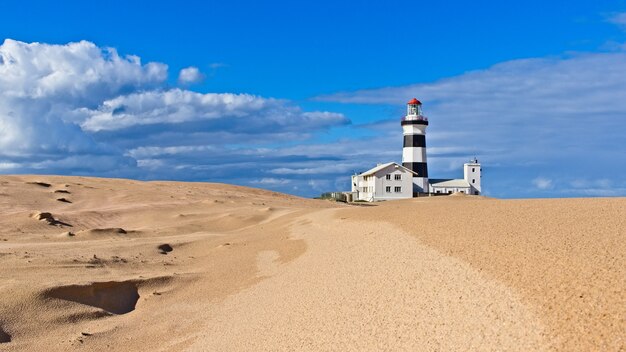 Schöne Ansicht eines Leuchtturms am Strand unter dem blauen Himmel, der in Südafrika gefangen genommen wird